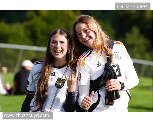 足球明星与球迷亲密互动瞬间精彩回顾珍贵照片分享