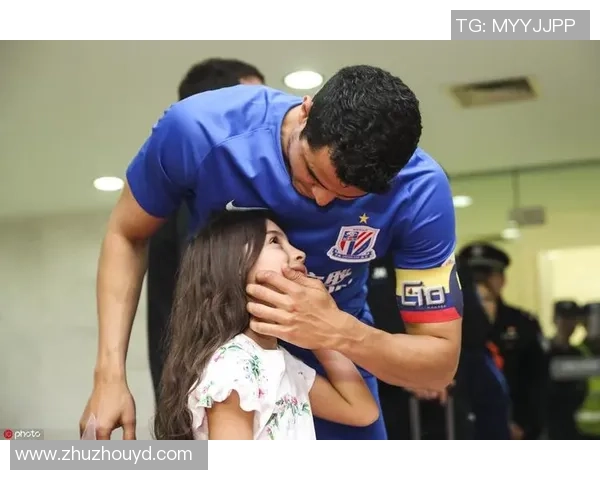 足球明星的孩子依赖奶嘴的可爱瞬间引发网友热议与关注